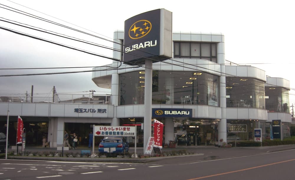 日本国内の自動車販売店の外観(複数店で見積もりを比較するイメージ)