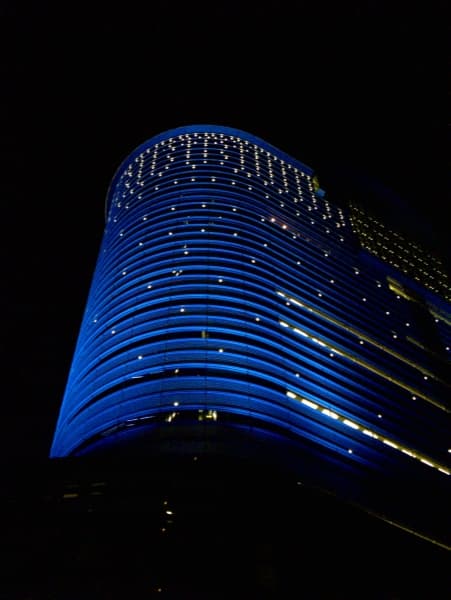 東京の自動車ショールームで展示される乗用車(相談・見学のイメージ)