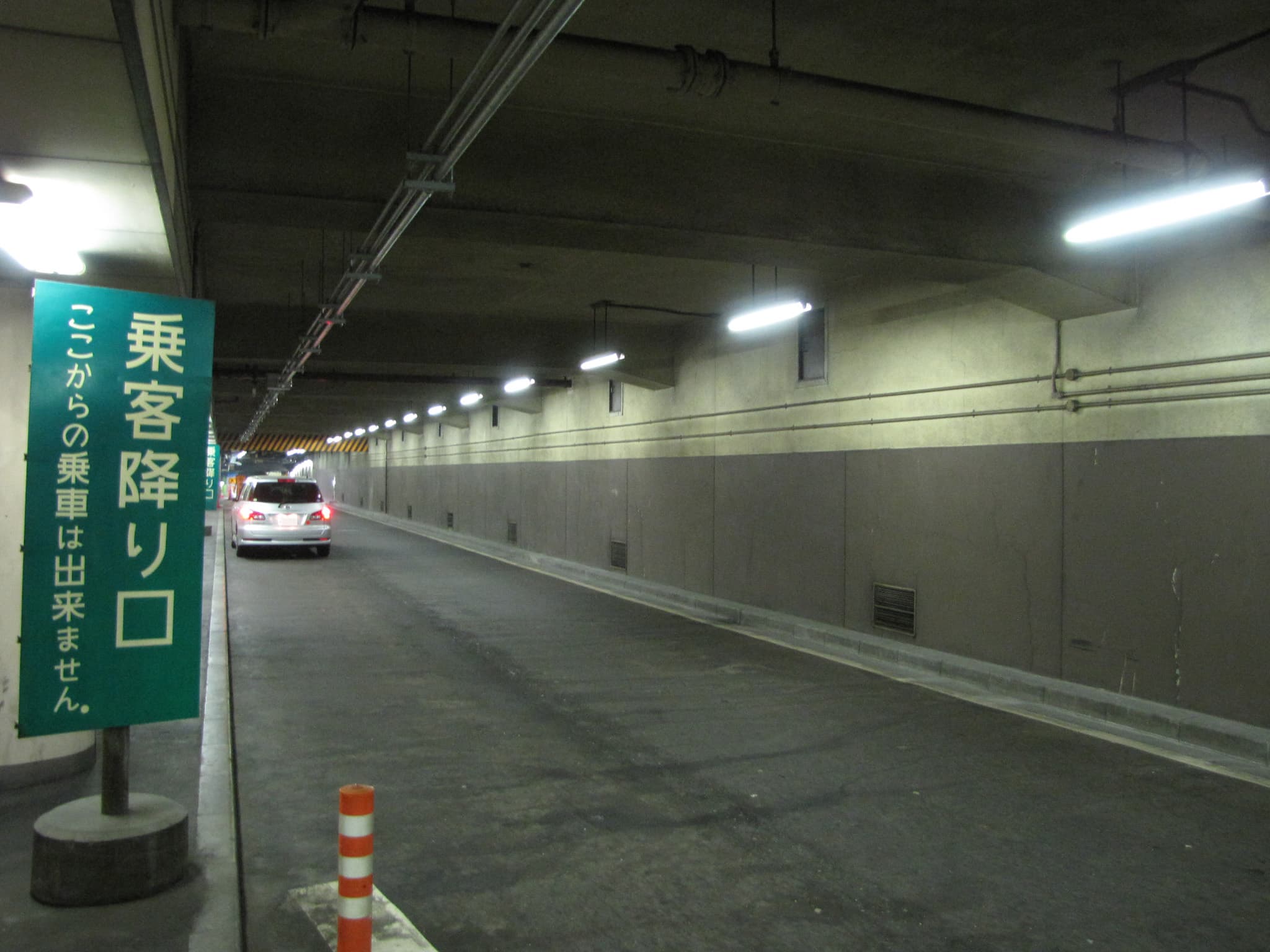 東京都心部の首都高速道路沿いの風景(日常走行・高速利用のイメージ)