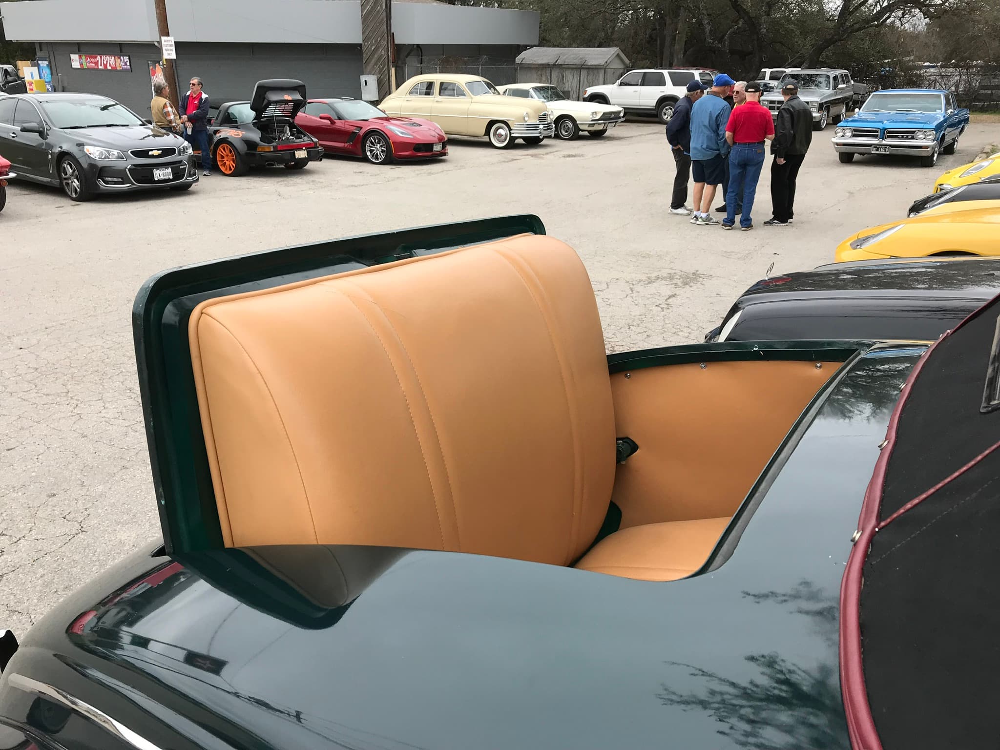 開いた荷室とシートアレンジをイメージしたミニバン後部(実用性の比較イメージ)